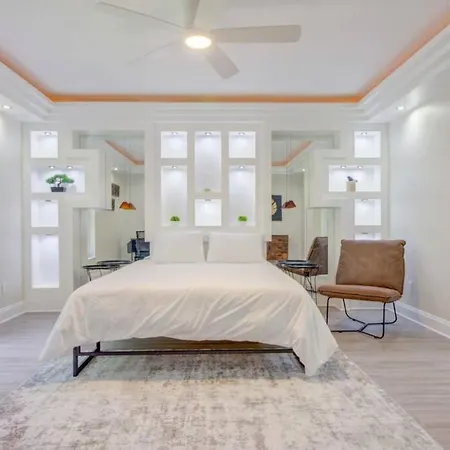 Hot Tub, Breakfast, Game Room, & Close To Beaches